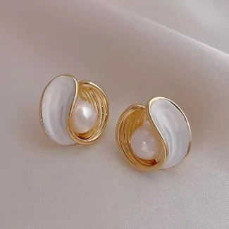 Shell Pearl Stud Earrings