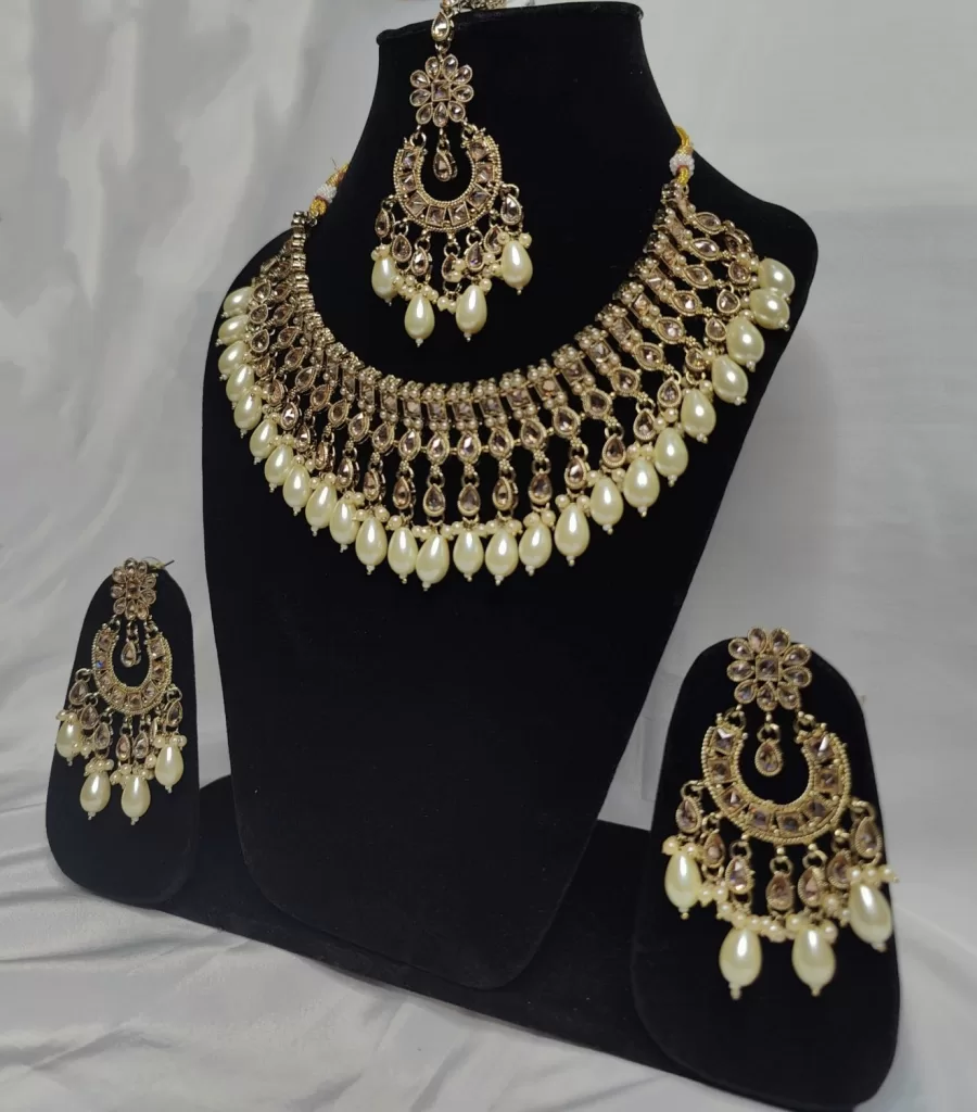 Kundan Necklace Set by Kalakriti Gallery