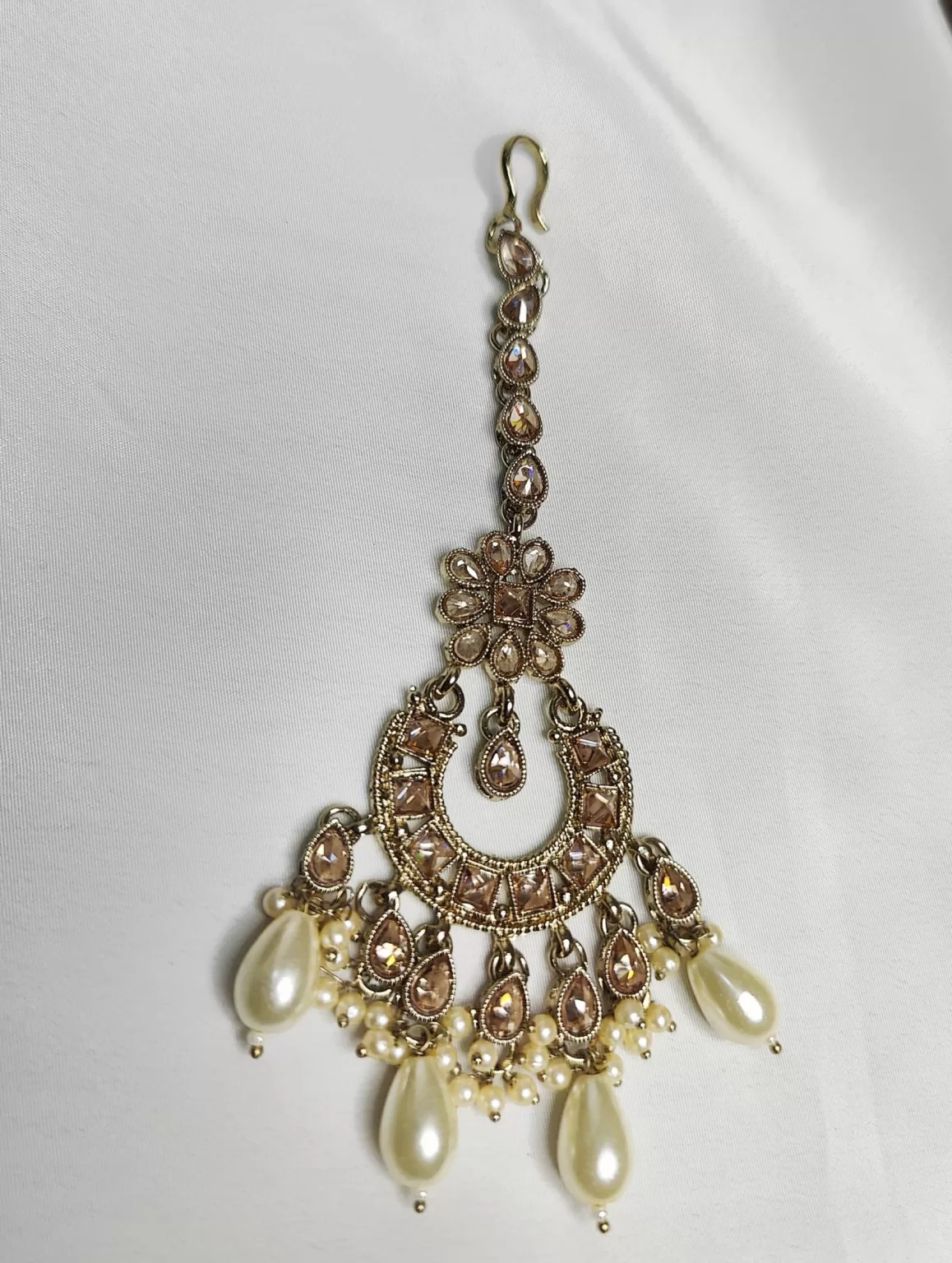 Kundan Necklace Set by Kalakriti Gallery